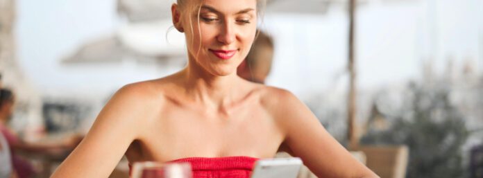 Lifestyle Image: Women on a cell phone at a restaurant